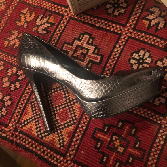 BCBG bg-Sochi gunmetal/winter snake heel - Picture 3 of 5